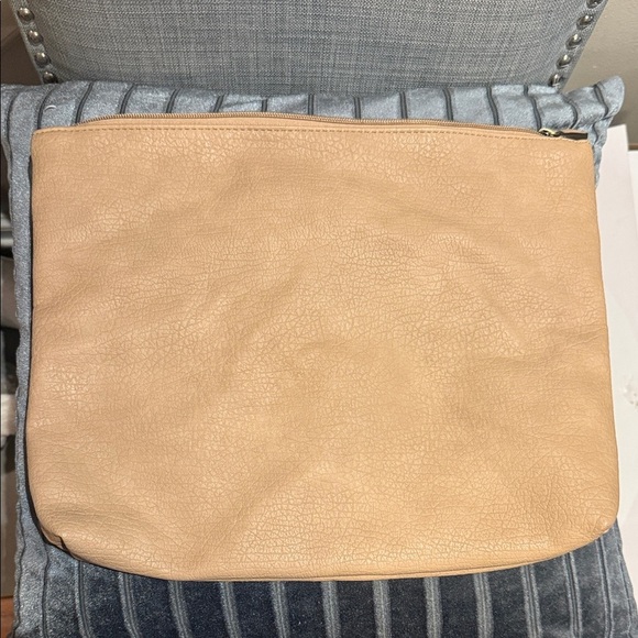 Free People Large pebbled Beige Faux Leather Clutch - Picture 2 of 5